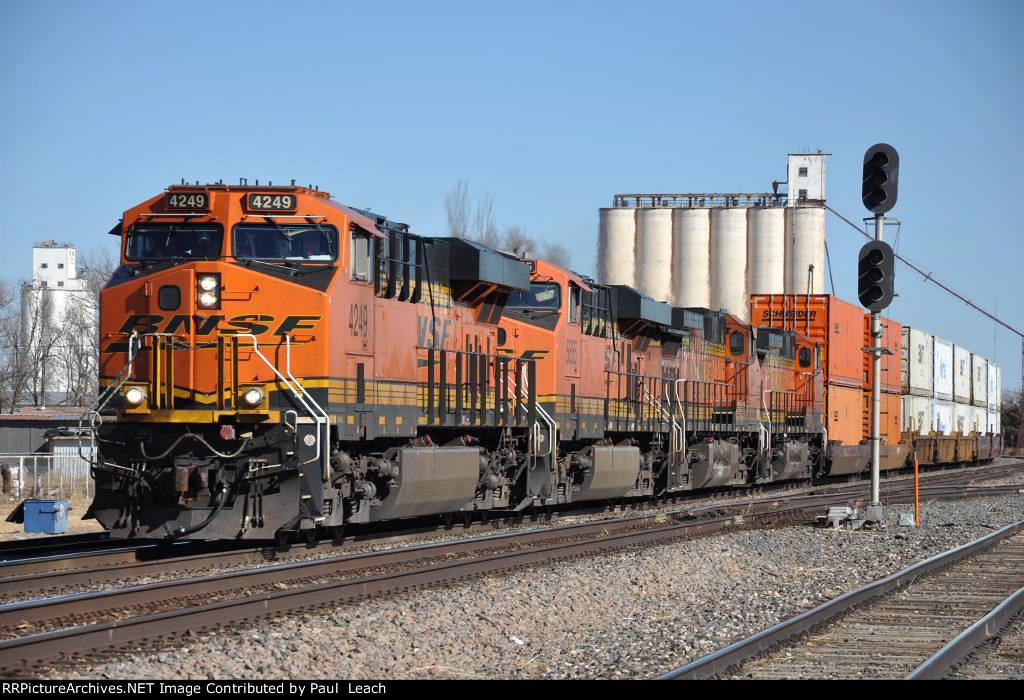 Hot intermodal rolls west